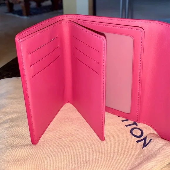 SOLD Louis Vuitton Vernis Koala Wallet - Picture 9 of 17